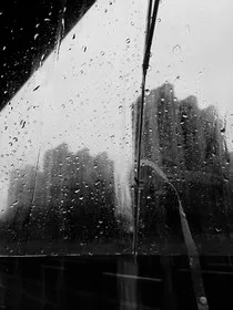 撑伞亦是雨中人" width="120" height="150"